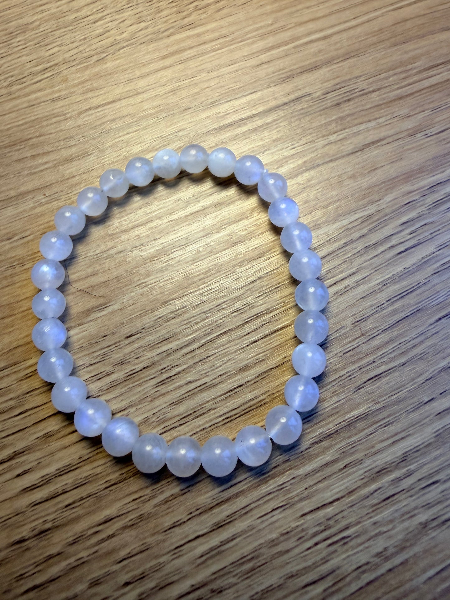 Blålig månesten armbånd